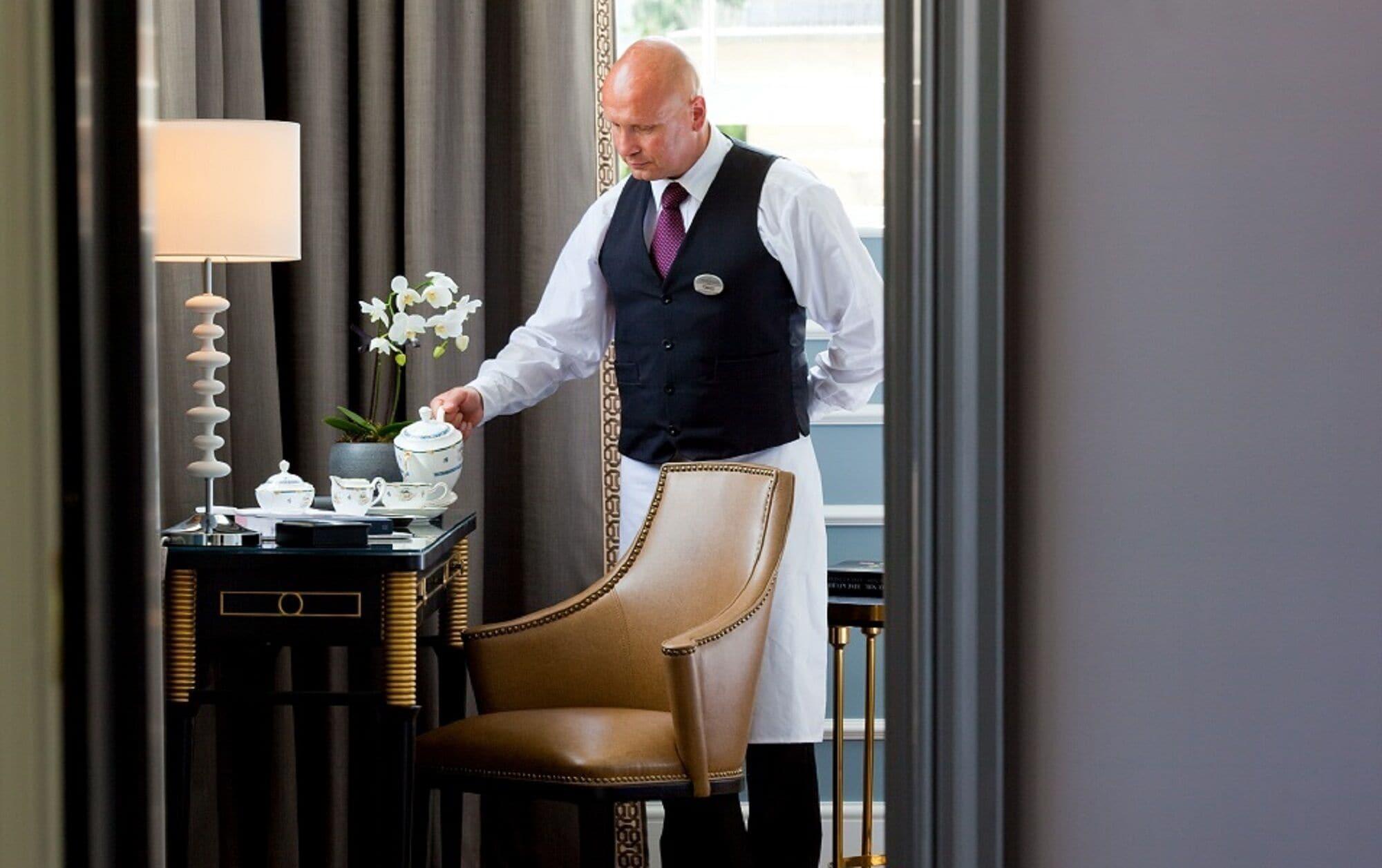 The Gainsborough Bath Spa - Small Luxury Hotels Of The World Luaran gambar A butler at work